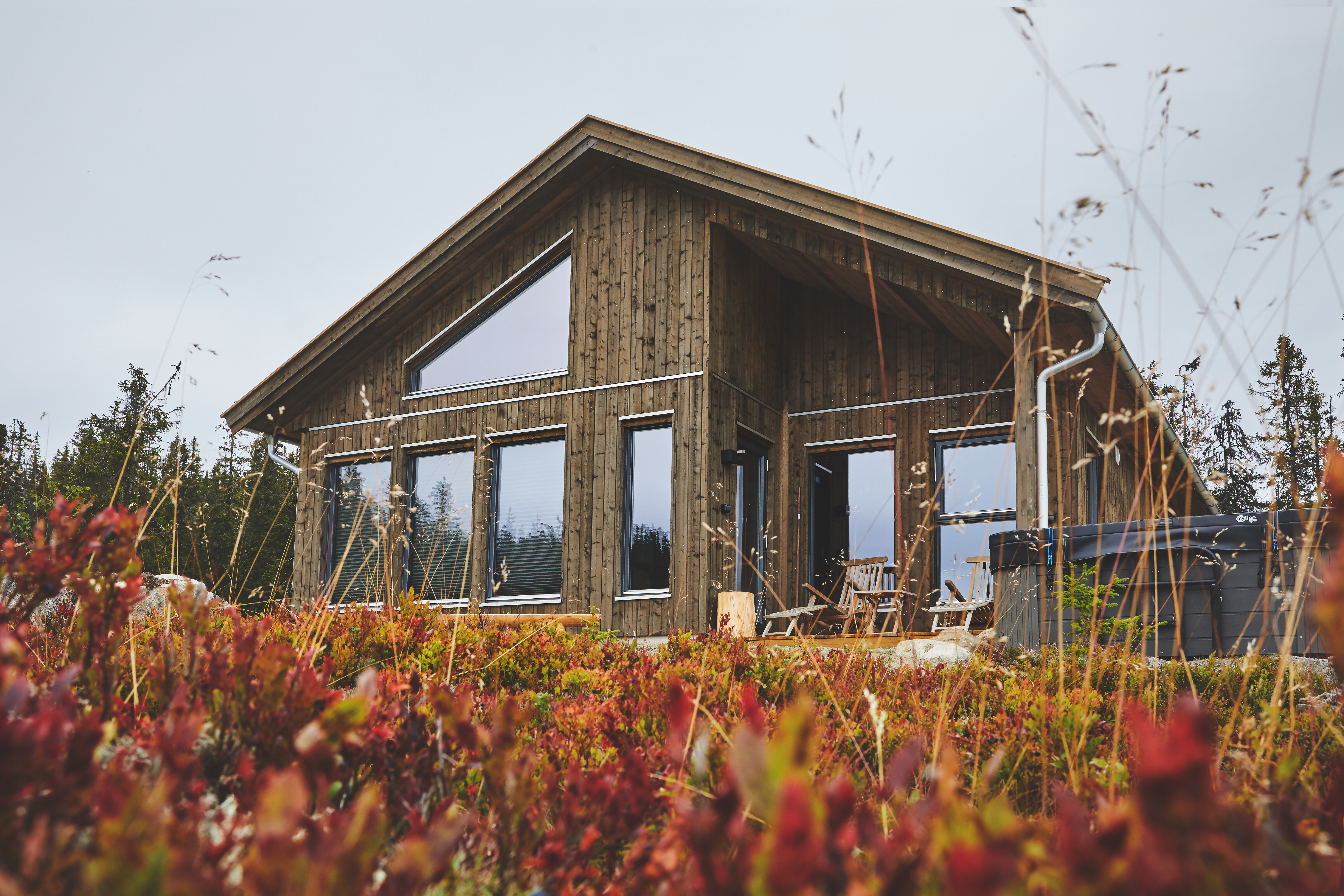 Hytte kledd med 20x145 dobbelfals rett behandlet med jernvitrol.